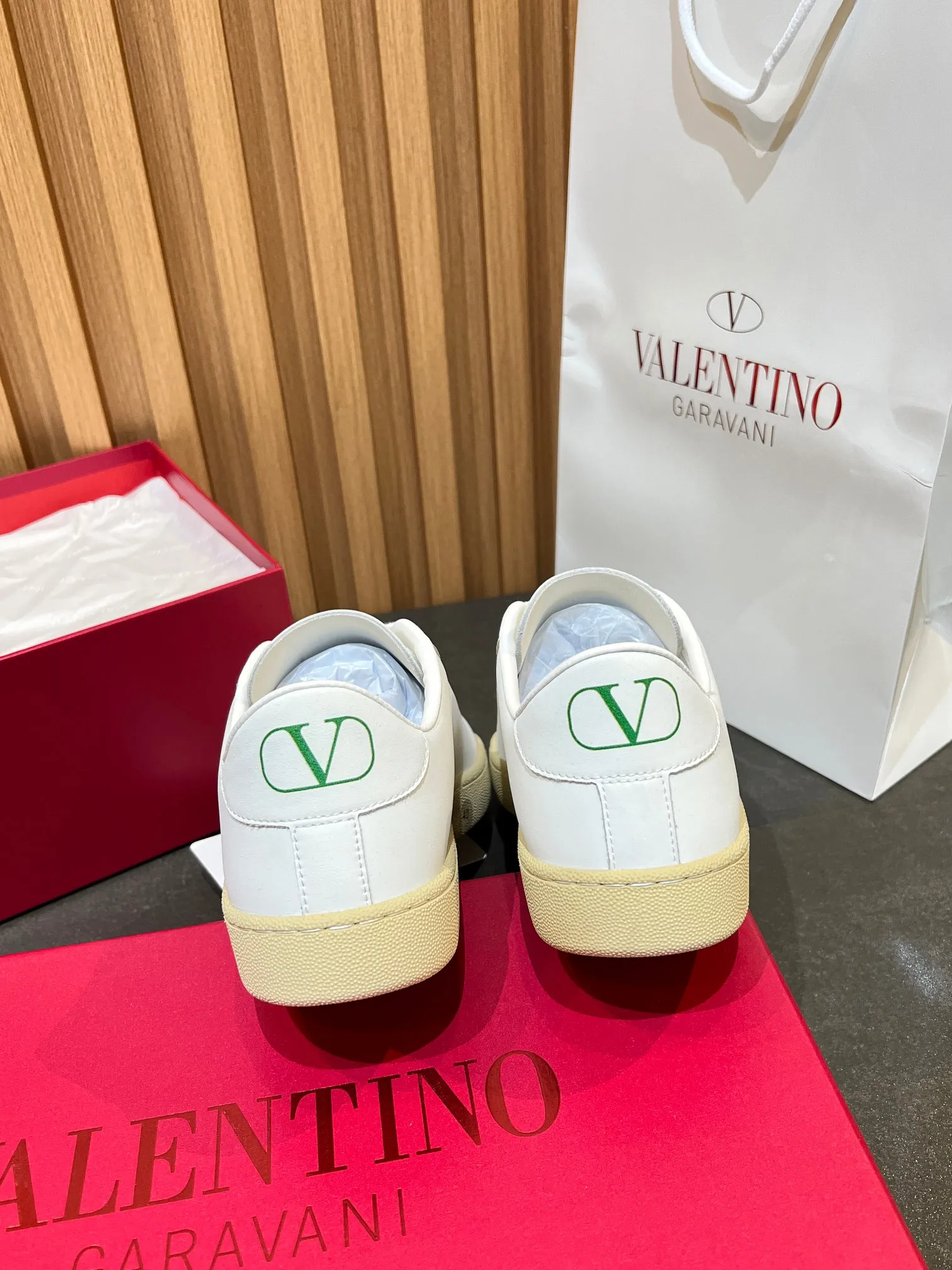 [Valentino] P: 640💰 Couple style, size: women 35-40▪️men 39-44 (45. Customized) Valentino VLTN casual shoes 2025 latest moral training shoes I can't put it down. Seiko details of cowhide sneakers, retro fashion, simple and advanced, casual matching. 1:1 restoration! Top luxury masterpiece, lace-up design, soft and comfortable imported calfskin brings excellent and elegant texture and excellent foot comfort. Top purchasing version upper: imported calfskin surface/original oil edge process + printing process. Inner lining: water-dyed cowhide lining. Outsole: original development 𝐓𝐏𝐔 two-color combination outsole. Packaging: full package with original configuration.